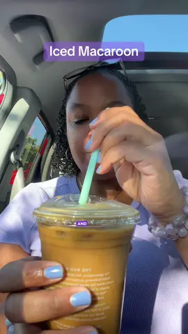 This iced macaroon coffee definitely gives summer vibes.🌊🌴 #icedcoffee #badasscoffee #feelgood #coffee #icedlatte #morningvibes #vegan 