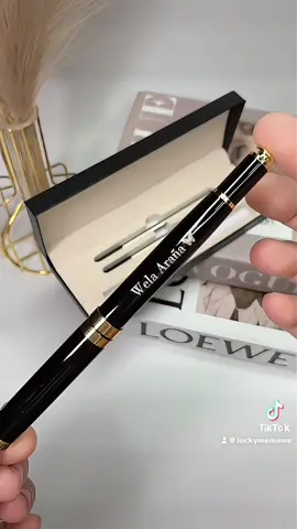 🖊️ Level up ang pagsusulat gamit ang personalized ballpen na ito! Pwede mong ipa-engrave ang pangalan mo, kaya perfect na perfect for personal use o pangregalo. Napakaganda ng sulat—hindi potol-potlat, hindi nagbablating, at smooth sa papel! All these for below ₱200 lang—sulit na, classy pa! ✨#ballpen #personalizedgift #customizedballpen #giftideas 