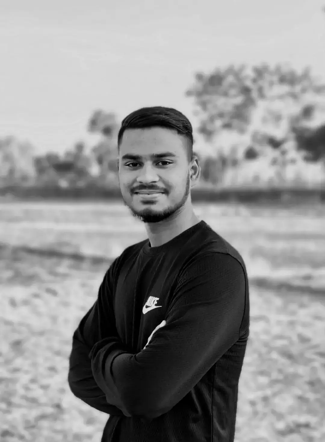 মানুষ হবো, স্বপ্ন ছুঁবো... দুনিয়া দেখবে আমায়, আমি হাসব, উড়বো মুক্ত পাখির মতো! তখন চোখে ছিলো স্বপ্নের আলো, মুখে ছিলো একরাশ আত্মবিশ্বাস, আর মনে ছিলো হাজার রঙের গল্প... আজ বড় হয়েছি ঠিকই কিন্তু আয়নায় তাকালে এক অচেনা মানুষকে দেখি! চোখে ক্লান্তি, মুখে বিষণ্ণতা, স্বপ্নগুলো কোথায় যেন হারিয়ে গেছে কালের গহ্বরে... নিজেকে প্রশ্ন করি- 'আমি কোথায় হারিয়ে গেলাম? সেই ছোট্ট আমি তো শুধু বড় হতে চেয়েছিলাম... এভাবে হারিয়ে যেতে নয়!' আজ আয়নায় আর আগের মতো নিজেকে ভালো লাগে না। শুধু একটা দীর্ঘশ্বাস জমে থাকে ঠোঁটের কোণে, আর ভিতর থেকে একটা কণ্ঠ বলে -