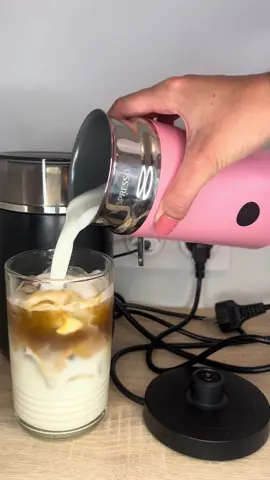 Ma recette de iced latte ☕️ La touche finale j’ai rajouté un peu de sirop de monin à la Vanille @Nespresso #pourtoi #foryou #fyp #nespresso #recette #coffeemachine #recettecafe #icedlatte #caffeglace #coffeeaddict #coffeetiktok #recettesimple #cafepistacho 