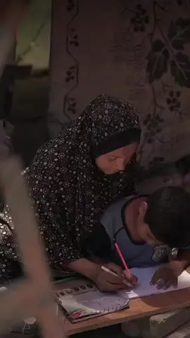 eye.on.palestine Di tengah runtuhnya pendidikan dan hampir dua tahun tanpa sekolah, seorang ibu mengajar anak-anaknya di dalam tenda mereka - bertekad untuk menjaga semangat belajar tetap menyala meskipun di tengah kegelapan perang.  📽 : Ehosnysalahl sc : ig/eyeonpalestine