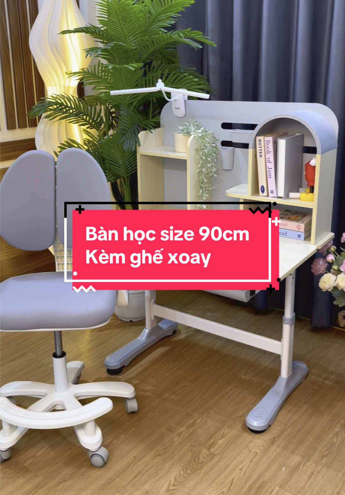 Bàn học Home Furniture F06 size 60x90cm kèm ghế xoay đệm cao su non liền khối cao cấp. Bộ bàn ghế này chắc chắn sẽ ko làm ba mẹ thất vọng 🥰 #banhocchonggu #banhocthongminh #homefurniture 