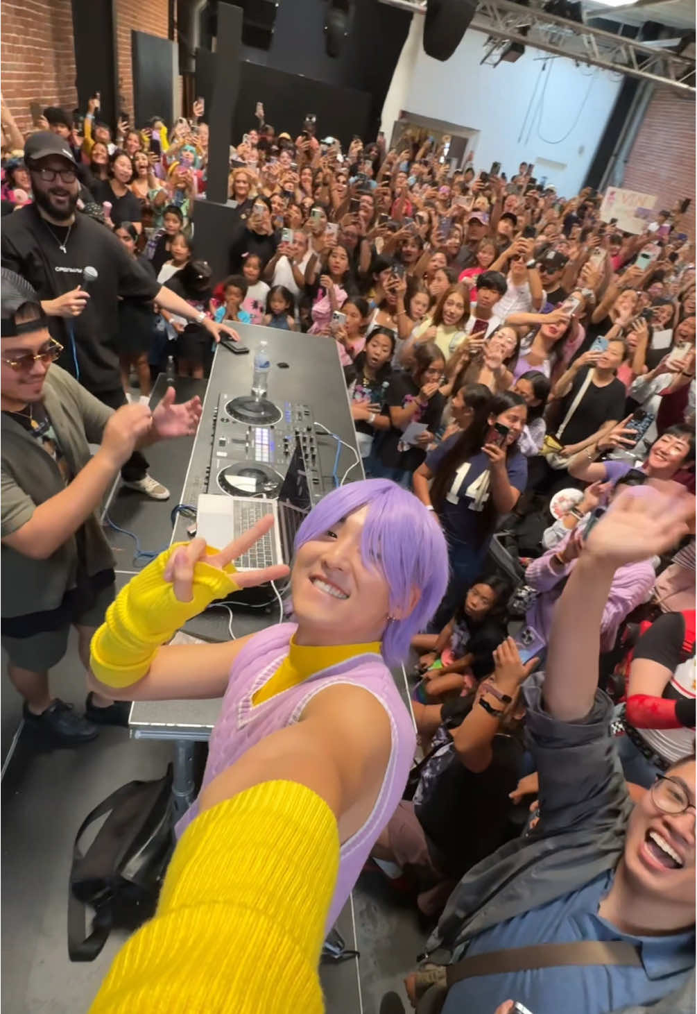 I can barely see through my bangs but the LOVE was definitely in the air🫶🏻 Thanks for JOINING THE PRIDE💜 LOVE YOU ALL and hope to see you again soon!!!😘 Thanks to @OpenWav for making this dream come alive!✨ #kpopdemonhunters #sajaboys #mysterysaja #kevinwoo #sodapop 