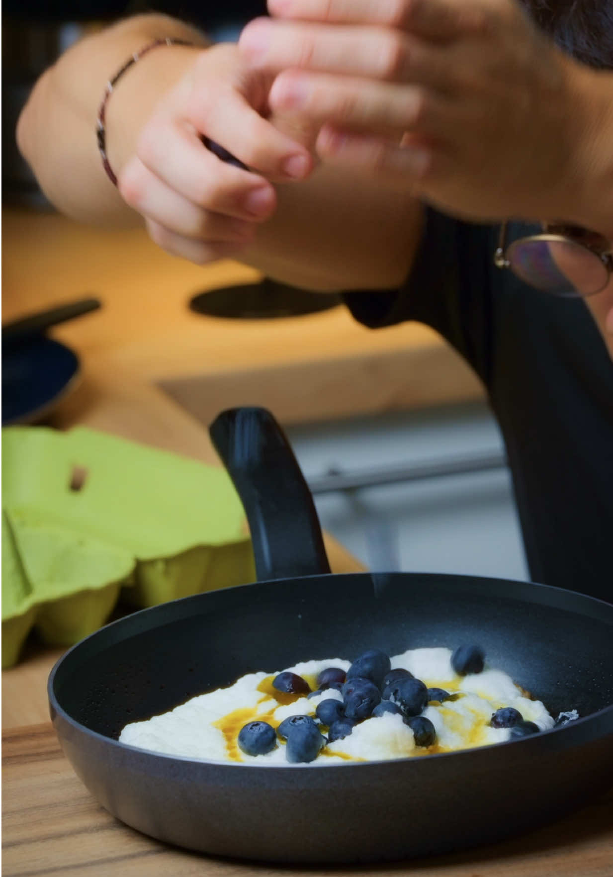 Pancake Fluffy 🥞 Recette ⬇️ • 3 Blancs d’œufs  Myrtille  Caramel Huile d’olive  • Ebook de recettes disponible - Cook for Zey Volume I ➡️ • #proteines #nutrition  #recettessaines #recettesimple #healthy 