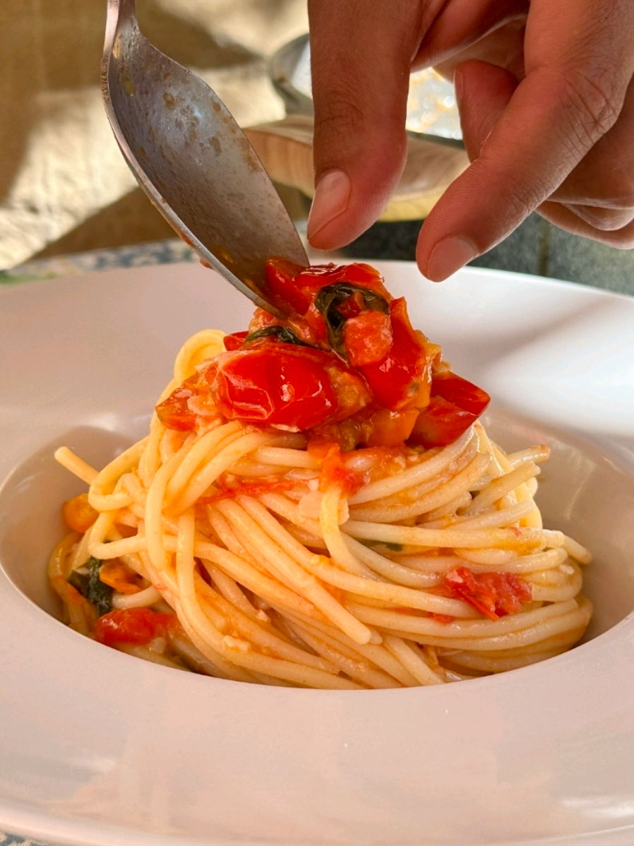 “This is the best tomato sauce I have ever eaten” 🍅🍝 You guys have been loving this recipe as much as I do, literally millions of you! It’s the one and only Spaghetti al Pomodoro and I can confirm it’s no longer just my favourite pasta recipe, it’s yours too. ❤️  This recipe is all about using the best quality ingredients you can find. You need to buy the best quality extra virgin olive oil you can find and the best bronze drawn dry pasta too.  Cooking the garlic this way makes it sweet and creamy without being too harsh, and really takes this dish to the next level!  And for the tomatoes, this is of course a summer dish and they are in season so let's make the most of them! I have used a mixed of cherry tomatoes and baby plum here.  Here is the ingredients list 👇 Or you can find the full written recipe on my website (link in bio) Makes 2 portions 200g spaghetti 300g mixed cherry and baby plum tomatoes Extra Virgin Olive oil Sea Salt Fresh basil 3 garlic cloves Grana Padano cheese #spaghetti #spaghettialpomodoro #pastarecipe #comfortfood #lastmeal #bestpasta #pasta #recipeshare #italianfood #cheflife #ciboitaliano #granapadano #cheese 