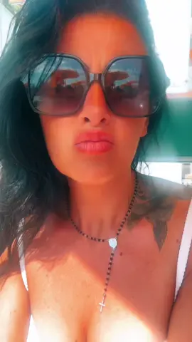 E niente fa caldo#ilmiomondoperfetto🇮🇹🇮🇹🇮🇹🇮🇹🇮🇹🇮🇹🇮🇹🇮🇹🇮🇹🇮🇹 #donneitaliane🇮🇹 #mareprofumodimare🌊☀️ @silviacuorenerissimo @Regina nera non molla 🖤 @Reginanera🖤 @silviaricomincia @REGINA NERA RESISTETE 🫵🖤🇮🇹 