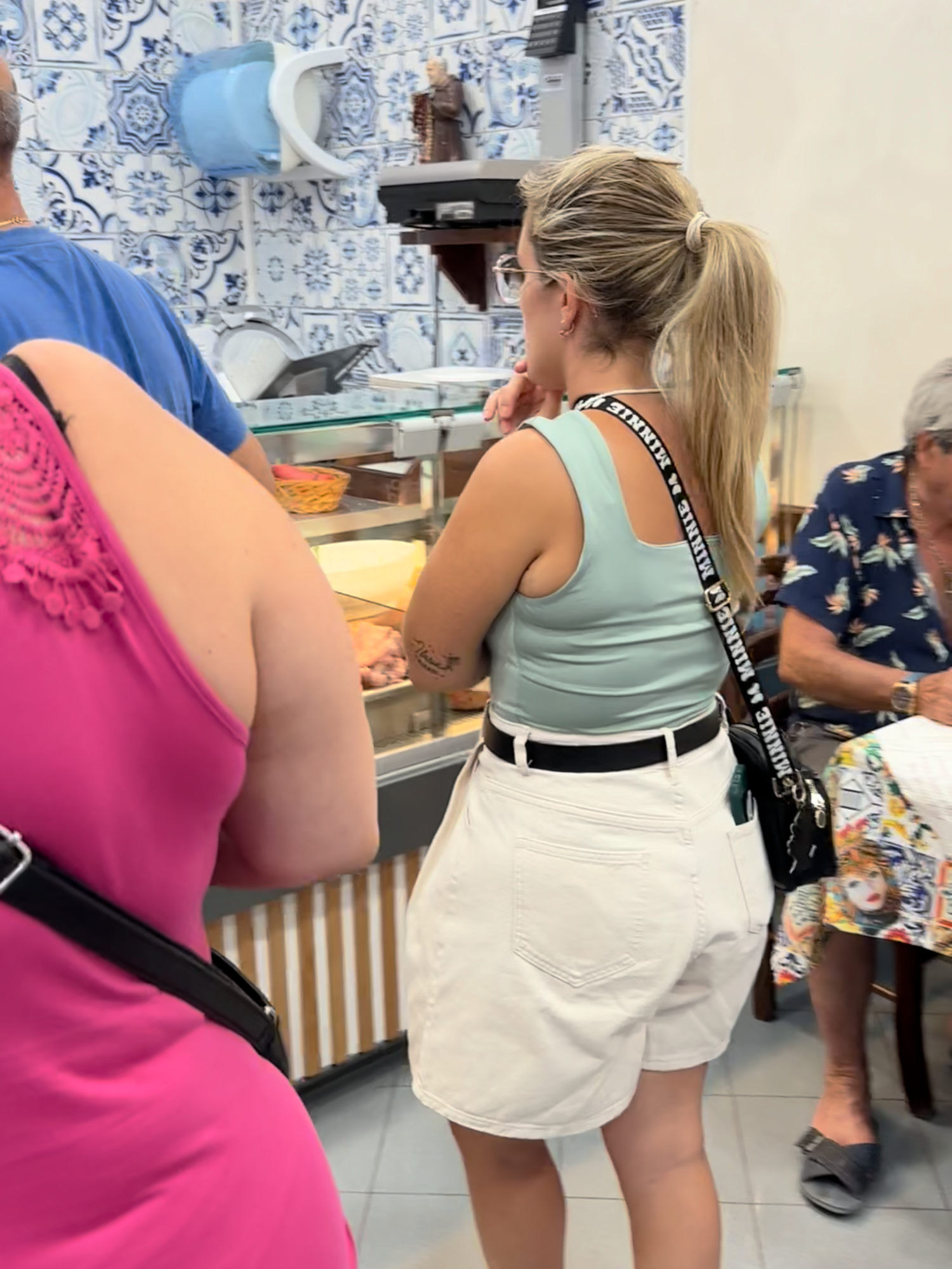 La signora si fa un piattino tutto pr sè