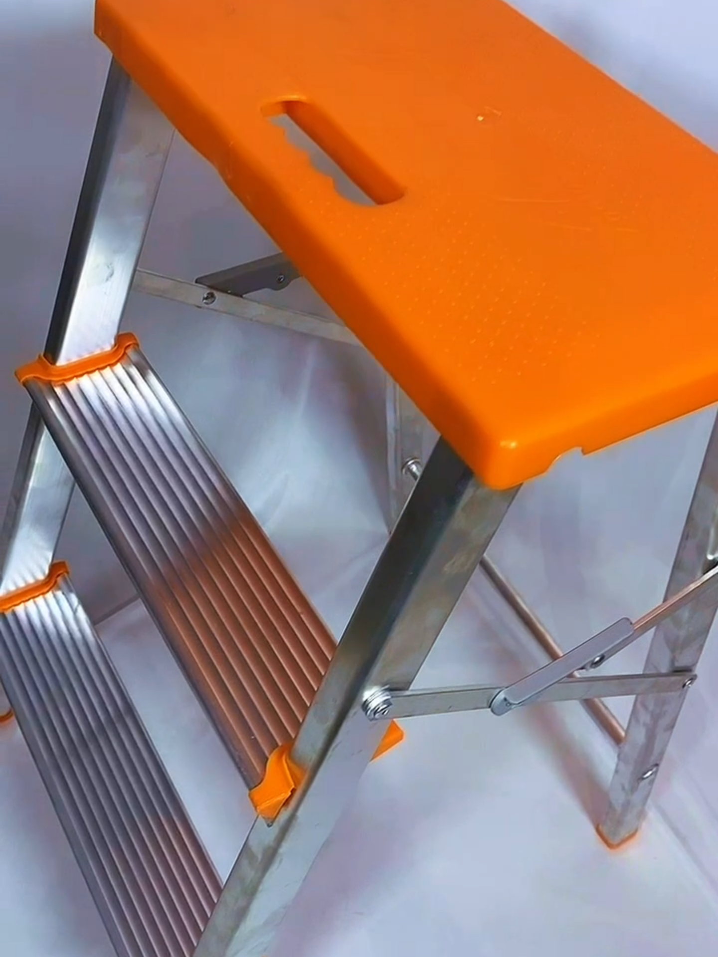 DICA DE AMIGA: essa banqueta escada de 3 degraus em alumínio salvou minha rotina! Sabe aquele momento que você precisa alcançar o armário mais alto da cozinha ou pendurar a cortina sem pedir ajuda? Pois é… agora eu resolvo sozinha, com segurança e estilo! Leve, dobrável e resistente você vai se perguntar como viveu sem 😅 👉 Tá disponível na TikTok Shop com precinho camarada! Corre garantir a sua 💻📦 #banqueta #Achadinhos#tiktokmefezcomprar#CasaOrganizada #DicaDeAmiga #TikTokShopBrasil #AchadinhosDaInternet #CasaPrática #UtilidadesDomésticas #EscadaDobrável #fyp #tiktokbrasi #Organização #DicaDoDia #TikTokCasa