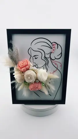 Le retour du cadre qui sent bon (parfum sur demande) , celui ci est beaucoup plus simple que les précédents mais tout aussi charmant 😍 , vous en pensez quoi? Perles , fleurs séchées, fleurs en cire de soja 100% bio #artisanat #bougie #pourtoi #faitmain #flowers 