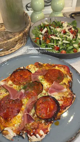 hot honey salami pizza🍕considering this is made with just flour and yoghurt it tastes deliciois, so easy to make and takes around 15 minutes , inspo from my fave @Kimberly Hambleton 😍  Ingredients: • plain flour  • natural yoghurt  • tomato passata • oregano  • thyme  • mozzarella  • salami  • onion • parsley  • hot honey  • chilli flakes  1. To make the pizza base, add 200g plain flour and 200g natural  yoghurt (this makes 2 pizza bases) to a bowl and mix thoroughly untill it makes a dough ball  2. Add some plain flour to the work surface and roll out your pizza dough, add it to the oven on 200 degrees for just 4/5 minutes to slightly cook  3. Remove this from the oven and add your tomato passata, season with thyme, oregano, sprinkle your mozzarella and add your toppings I have chosen white onion and salami, then pop this back into the oven for a further 5 minutes or until the pizza base is thoroughly cooked ( this will differ depending on how thin or thick your base is ) 4. Finally, drizzle over some hot honey, chilli flakes and a bit of parsley and serve with a yummy salad  enjoy 🫶🏼  #DinnerIdeas #easydinnerideas #easydinnerrecipes #pizzarecipe #homemadepizza #hothoney #weekenddinner #pizzadinner #quickdinnerrecipes 