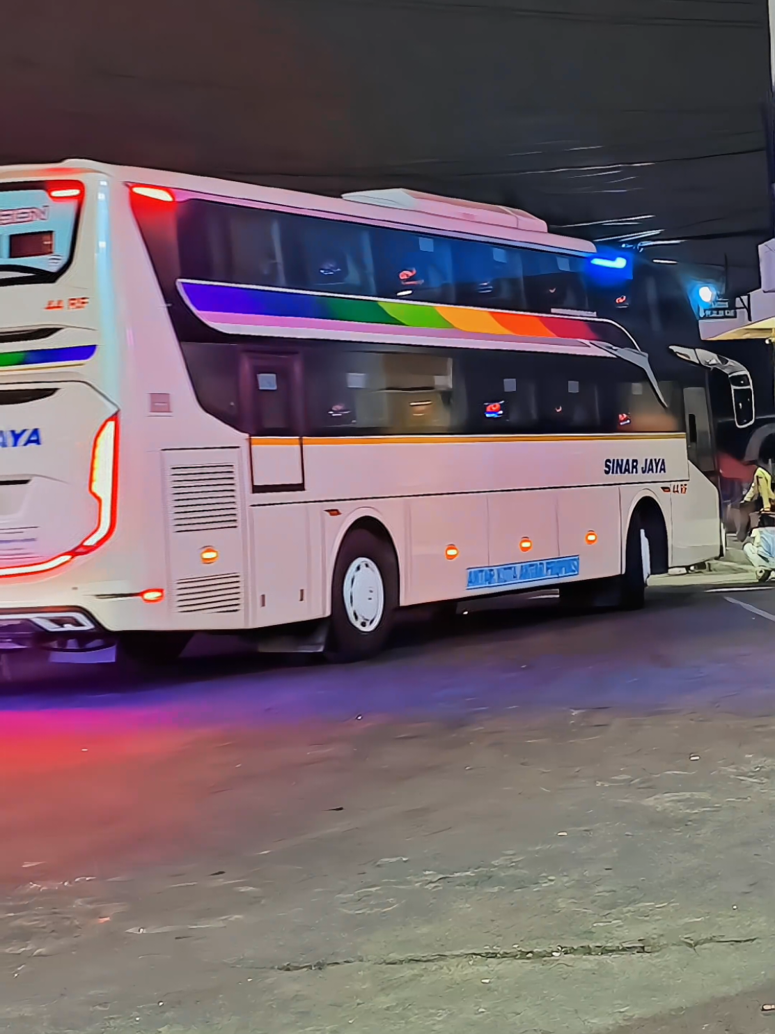 Night Vibes pool Sinar Jaya🌛🌈 #sinarjayagroup #fyp #sinarjayamegahlanggeng #busmania #sinarjaya 