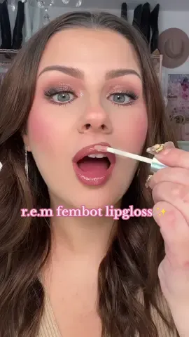 This lipgloss is everything and more 🤩✨ #rembeauty #GlossyLips #LipBalmObsessed #CleanGirlMakeup #ViralLipProduct #TikTokMadeMeBuyIt #BeautyTok