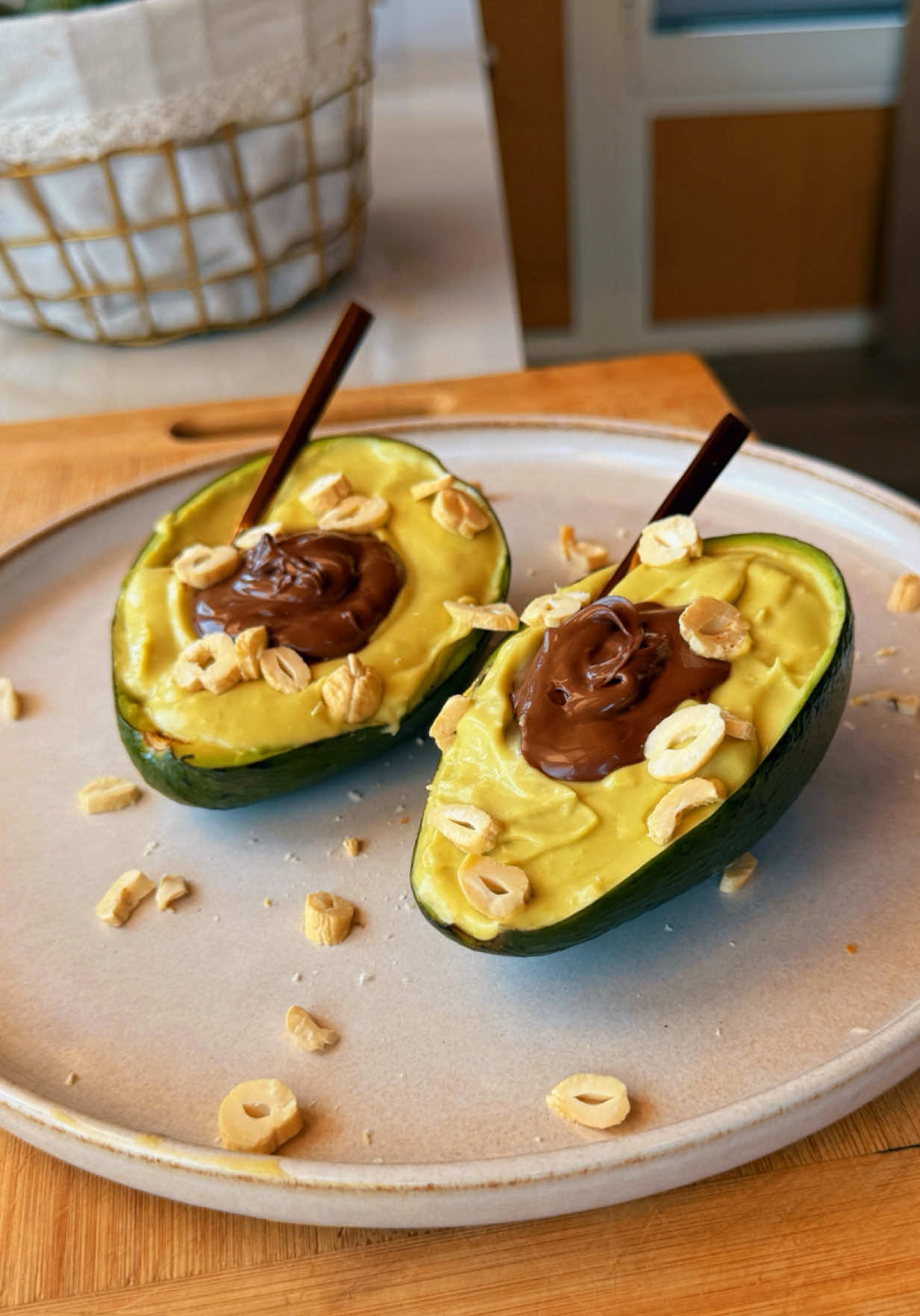 Avocadosssss 🥑 Blend 1 avocado with 1/2 cup whipping cream and honey 🍯  اخفقو حبة افوكادو مع ١/٤ كوب كريمة خفق وعسل 🍯 . .#tiktokcookbook #avocado #abirzkitchen 