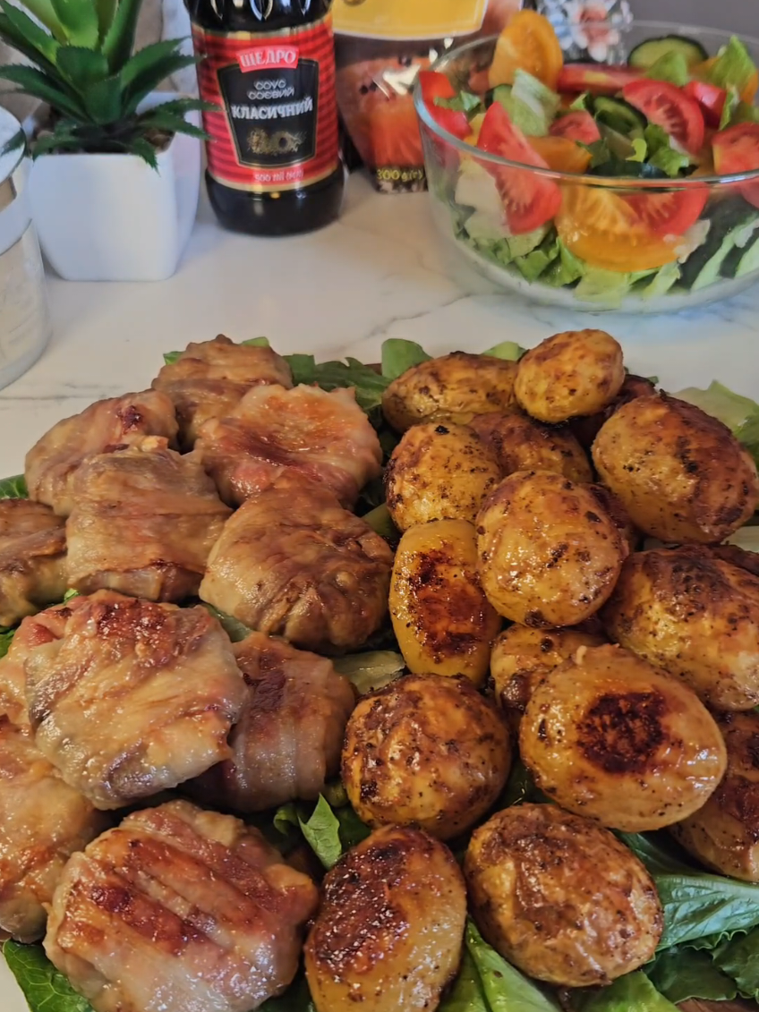 Запечені шапочки печериць з сиром і беконом🍄‍🟫🥓🧀 Інгредієнти: Великі шапки печериць (без ніжок) Соєвий соус від Щедро  Майонез Провансаль від Щедро  Твердий сир (кубиками) Бекон (сирий, смужками)  Спеції: перець, часник сушений або свіжий (за бажанням) Картопля молода Як готувати: Гриби помити, видалити ніжки, і замаринувати: у мисці змішати гриби з соєвим соусом і майонезом (можна додати трохи перцю й сушеного часнику). Залишити на 15–30 хв. У кожну шапочку покласти кубик сиру. Обмотати беконом (можна закріпити зубочисткою, якщо треба). До картоплі додати олію, спеції за бажанням. Викласти на пергамент і  запікати при 190–200°C приблизно 20–25 хв, поки бекон стане рум’яним. Картоплю запікати на 10 хвилин довше. #рецепт #гриби #грибивбеконі #печериці #запеченакартопля 