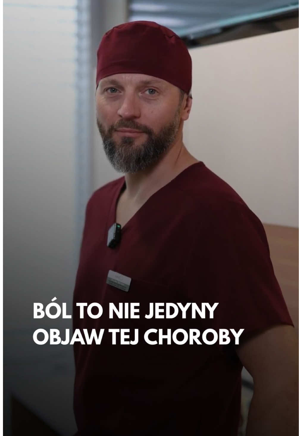 Endometrioza = silny ból miesiączkowy?  To tylko część prawdy - i niestety, bardzo myląca. Wiele kobiet z endometriozą nie  odczuwa bólu podczas okresu. Zamiast tego pojawia się: - przewlekłe zmęczenie -  obfite miesiączki ze skrzepami -  wahania nastroju -  trudność z zajściem w ciążę  To właśnie jeden z tych objawów, a nie ból, może być pierwszym sygnałem choroby. W gabinecie często diagnozuję endometriozę u pacjentek, które nigdy nie łączyły tych dolegliwości z układem rozrodczym. Dlatego tak ważna jest regularna kontrola! Nawet jeśli „nic nie boli”.  Bo brak bólu nie zawsze oznacza brak problemu.
