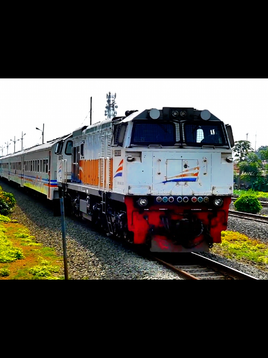 See You Again KA KRAKATAU EKSPRES 🥺🥀 #kai #keretaapi #kereta #railfansindonesia #railways #railfans #krakatau #blitar #merak #stasiunblitarkota #jawatimur #jatim 