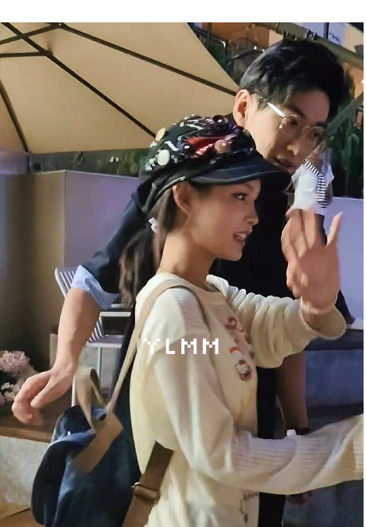 He’s so sweet towards her ☺️❤️ #yulongmiemie #于龙杨咩咩 #foryoupage 