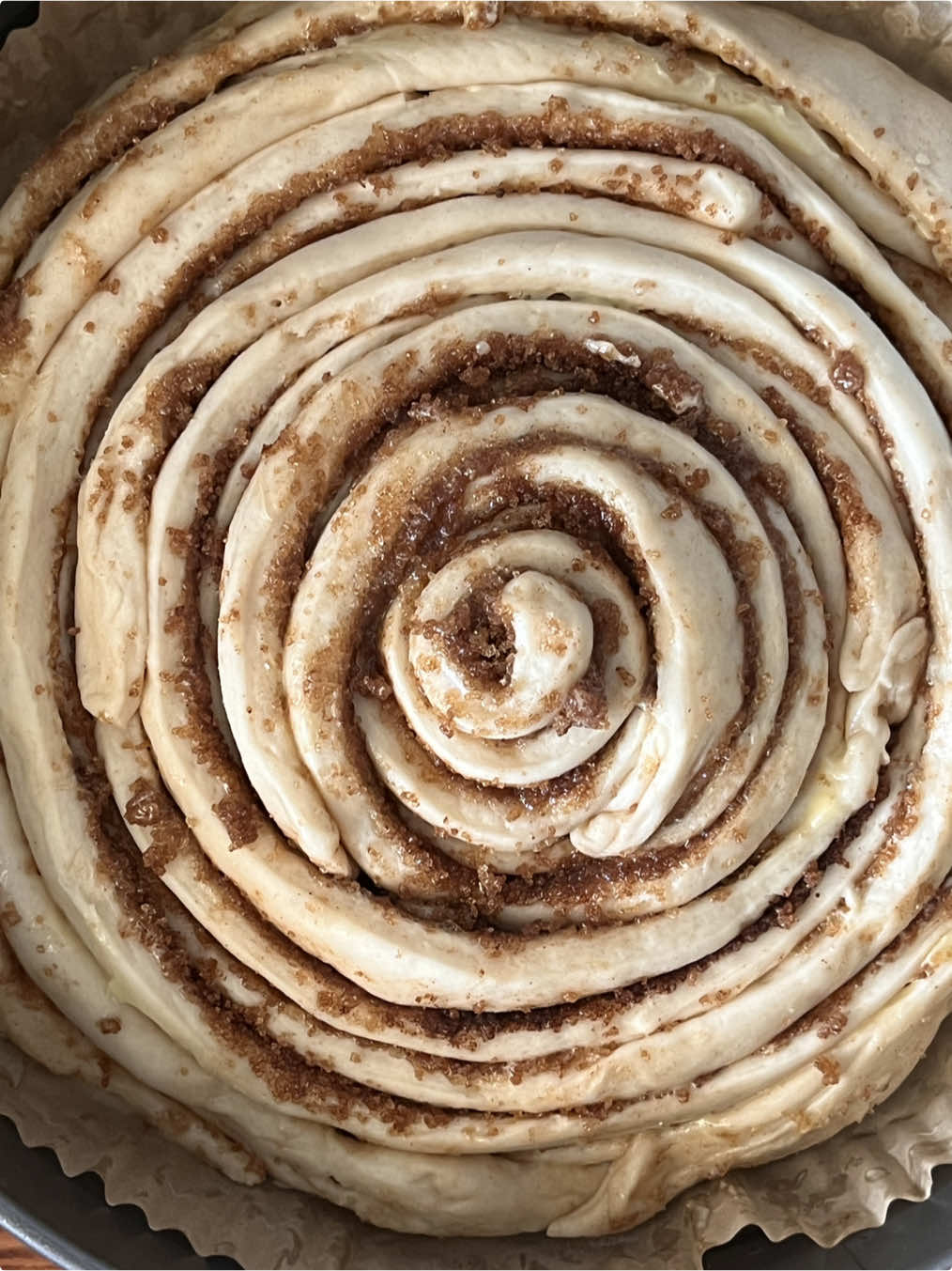 Cinnamon roll cake  🫶🏼 Για τη ζύμη :  250 ml χλιαρό γάλα  1 κουταλιά της σούπας μέλι  1,5 φακελάκι μαγιά  1 κουταλάκι γλυκού εκχύλισμα βανίλιας  50 ml ηλιέλαιο  400 γρ αλεύρι για τσουρέκια  1 κουταλάκι γλυκού αλάτι  Για τη γέμιση :  100 γρ βούτυρο σε θερμοκρασία δωματίου  150 γρ μαύρη ζάχαρη  2 κουταλάκια του γλυκού κανέλα  • 80 ml φρέσκο γάλα ή κρέμα γάλακτος  Για το γλάσο :  50 γρ ζάχαρη άχνη 1 - 1,5 κουταλιά σούπας γάλα ξύσμα πορτοκαλιού   • Στο χλιαρό γάλα ρίχνουμε το μέλι,τη μαγιά,ανακατεύουμε και αφήνουμε για 5 λεπτά.Στη συνέχεια προσθέτουμε τη βανίλια,το ηλιέλαιο,σταδιακά το αλεύρι και τέλος το αλάτι. Ζυμώνουμε καλά για 10 λεπτά και αφήνουμε τη ζύμη να φουσκώσει. Την ανοίγουμε με πλάστη,αλείφουμε το βούτυρο και πασπαλίζουμε με τη ζάχαρη και την κανέλα. Κόβουμε σε λωρίδες,τυλίγουμε μια λωρίδα όπως θα κάναμε τα cinnamon rolls και τις υπόλοιπες λωρίδες τις τυλίγουμε γύρω από αυτό ώστε να γίνει ένα μεγάλο. Σκεπάζουμε και αφήνουμε να φουσκώσει για 15-20 λεπτά,ρίχνουμε το γάλα και ψήνουμε σε προθερμασμένο φούρνο,αντιστάσεις,στους 180 για 30 λεπτά. Καλή επιτυχία! #cinnamonroll #cinnamonrollcake #baking #Recipe #EasyRecipe #asmr  #CapCut 