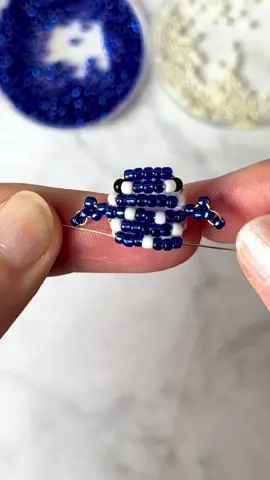 Antwort auf @️ 🐳ganz oft von euch gewünscht: ein 3d Walhai aus Perlen🤗 man braucht nur 90cm Draht und Saatperlen in der Größe 11/0 (2,2mm) #whaleshark #shark #beadwork #beadingtiktok #beadingtutorial 