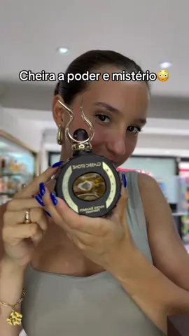 ✨ O perfume que não passa despercebido. 🪨 Classic Stone é intensidade, elegância e atitude em cada borrifada. Com notas quentes de açafrão, camurça e âmbar cinzento, esta fragrância unissexo é feita para quem marca presença. 🔥 Queres um aroma que impõe respeito e deixa rastro? Então este é o teu perfume. #PerfumeDoDia #LattafaPerfumes #ClassicStone  #PerfumeDeImpacto #CheiraAoPoder #TimucaPerfumaria