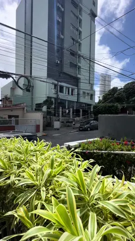 Casa ampla à venda no Miramar – João Pessoa Apresento esta excelente oportunidade no bairro Miramar, uma das regiões mais valorizadas e tradicionais de João Pessoa. Com um terreno de 13x26 e 215m2, esta casa oferece espaço, estrutura e potencial para quem busca conforto e localização privilegiada. Características do imóvel:  • Amplo terraço em L, ideal para momentos de lazer;  • 3 salas que proporcionam integração e funcionalidade nos ambientes;  • Cozinha espaçosa;  • 1 lavabo e 1 banheiro social;  • 5 quartos, sendo 2 suítes;  • Área de serviço completa, com quarto de depósito;  • Quintal com excelente área externa;  • Jardim na frente da casa, agregando charme e frescor;  • Garagem. Localização: Situada no bairro Miramar, a casa está próxima a supermercados, escolas, restaurantes, academias e a poucos minutos da praia de Tambaú e da Praça das Moriçocas — um dos pontos mais conhecidos da cidade. Valor: R$ 598.000 Essa é a casa ideal para quem valoriza espaço, tranquilidade e uma boa vizinhança. Me liga agora (83)98874-7410