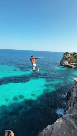 Le jour où j’ai fait une session à 34m 🤙🏼 #cliffjumping #cliff #jump #adrenaline #sendit #mediterranean #sea #nature #cliffdiving 