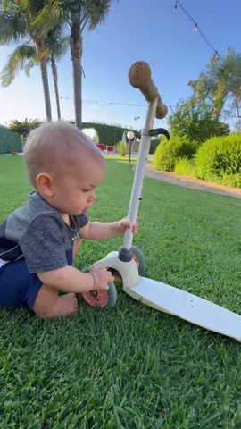 La felicità di Nolan, prima volta sul monopattino 😍🤩🤪