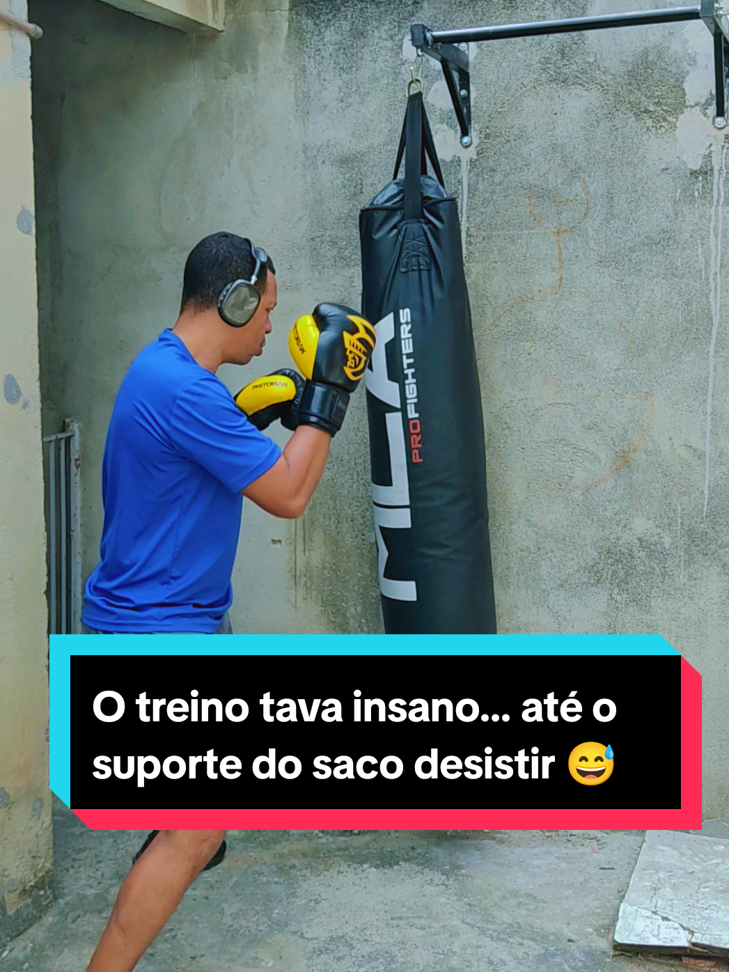 Ontem o treino tava no pique... mas o suporte do saco de pancadas não aguentou a pressão! Faz parte da realidade de quem treina pesado — às vezes é o saco que cai, às vezes somos nós, o importante é levantar e continuar! Quem aí já passou por isso? 😂 #TreinoDeBoxe #SacoDePancadas #BoxeReal #DisciplinaNosTreinos #BoxePesado