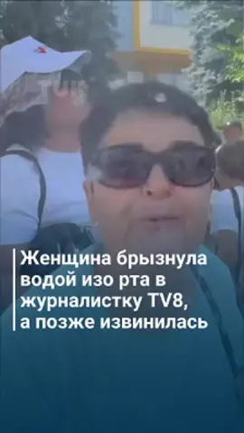 NO COMMENT  Уроженка Вулканешт на акции протеста в поддержку башкана Гагаузии брызнула изо рта водой прямо в журналистку TV8.  Полиция определила действие протестующей как мелкое хулиганство. Ей грозит штраф до 1500 леев или неоплачиваемые общественные работы.  Женщина извинилась за этот поступок и сказала, что сделала это машинально, неумышленно. #молдова #новости #гуцул #суд #приговор #шор #евгениягуцул #башкан #гагаузия