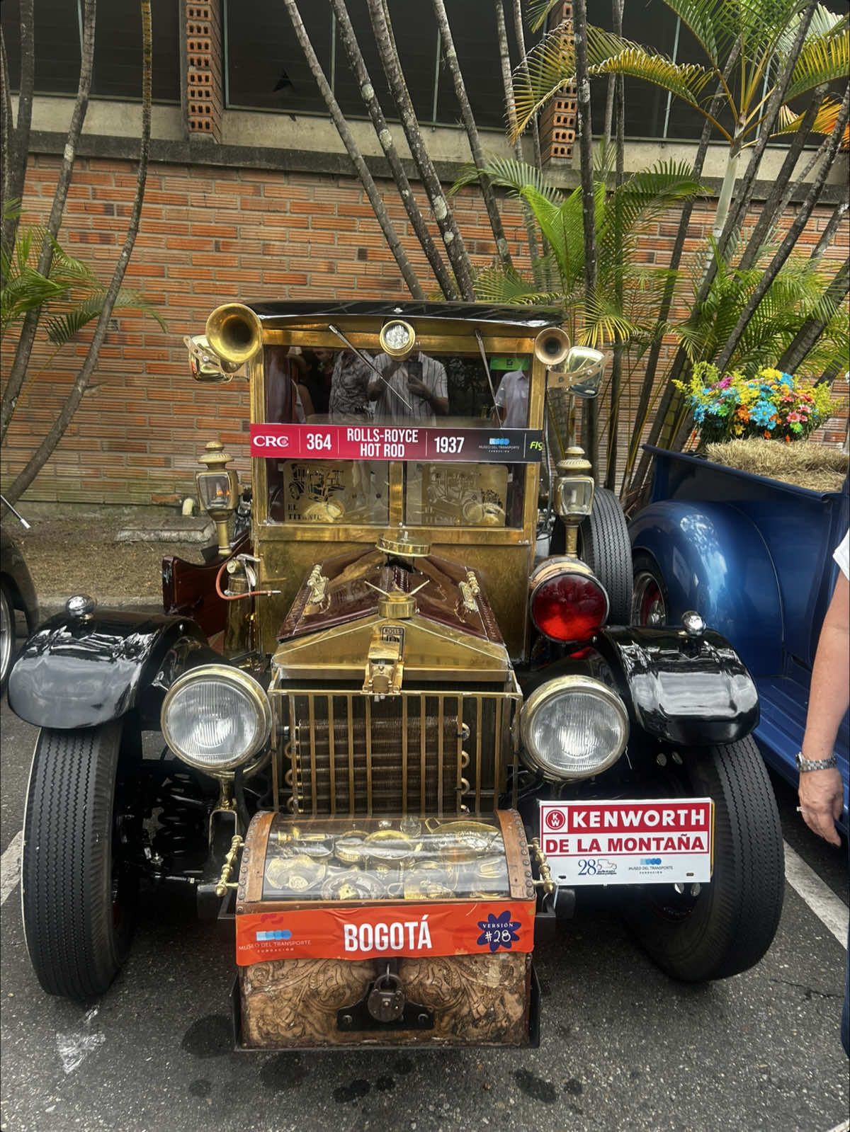 🚗✨ ¡Desde el corazón de Medellín! Estamos viviendo uno de los momentos más icónicos de la #FeriaDeLasFlores: el espectacular Desfile de Autos Clásicos y Antiguos 2025 💐🔥 Más de 390 joyas sobre ruedas recorren la ciudad en un viaje al pasado 🚘, reviviendo historias, estilos y épocas que marcaron generaciones. ¡Un verdadero museo rodante que conecta tradición, cultura y orgullo paisa! 🇨🇴 👀 Si estás por la ciudad, no te lo pierdas. 📍Desde la UPB hasta EAFIT 🗓️ Hoy, 7 de agosto 🕐 ¡Ya estamos en vivo! Comparte este momento, comenta cuál es tu favorito y siente la magia de esta tierra donde la nostalgia se viste de motor y flores 🌺💫 #AutosClásicos #DesfileDeAutos #FeriaDeLasFlores2025 #MedellínEstáBrutal #EternaPrimaveraSobreRuedas #OrgulloPaisa #TradiciónSobreRuedas   