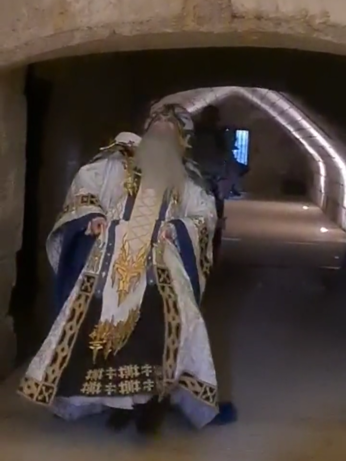 blurry video bc why not.  i'm both Thordan and Aymeric. costumes handmade thx to my tears and sweat.  #ffxiv #thordan #aymeric #funny