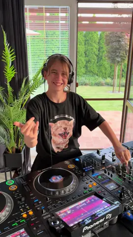 Lately I’ve been experimenting a lot with different music genres 🎧 Starting this weekend, I’m launching my new series: SATURDAY SOUND TRIP 🚀 Each week, a different vibe… but always 💯 me - pure energy, pure fire 🔥🎶 Episode 1 - Melodic House & Techno drops this Saturday, see you on YouTube - you can’t miss it ❤️‍🔥🥳💃