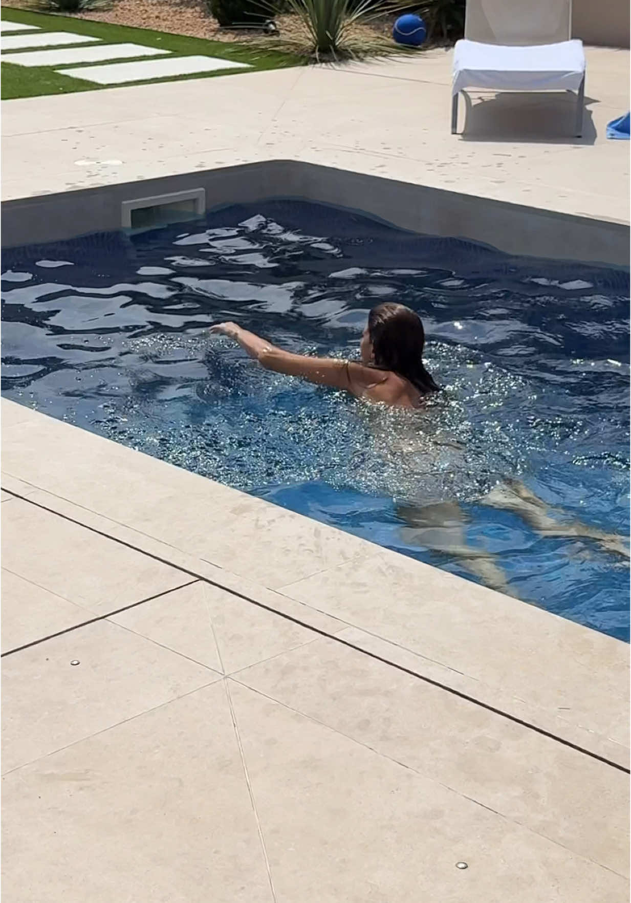 Diario de la Raki jueves 07.08.2025 🩵✨! Amanecimos con el cielo nublado, pero se ha despejado y hemos estado disfrutando de la piscina y después por la tarde playa! 