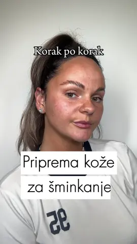1. Čišćenje lica  * Uklanja višak sebuma, nečistoće i ostatke prethodne šminke. * Koristi blagi gel ili penu, zavisno od tipa kože:   •Masna/Mešovita: gel sa salicilnom kiselinom ili niacinamidom.   •Suva/Osetljiva: kremasti čistač ili mleko za umivanje. 2. Tonik za lice (nije obavezno, ali korisno) * Vraća pH ravnotežu kože i dodatno osvežava. * Može da hidrira ili matira, zavisno od proizvoda. 3. Hidratacija usana 4. ⁠Hidratantna krema (obavezan korak) * Hidratantna krema priprema kožu da šminka „legne“ ravnomerno. * Prilagodi je svom tipu kože:   * **Masna koža**: lagana gel-krema, npr. sa niacinamidom.   * **Suva koža**: bogatija krema, npr. sa hijaluronom ili ceramidima.   * **Osetljiva**: umirujuća krema, bez mirisa.  5. Oko očiju  * Lagani gel ili krema za predeo oko očiju sprečava uvlačenje korektora u borice. 6.  Ako se šminkaš za dan – ne zaboravi kremu sa SPF-om. * Idealno je koristiti lagani SPF koji se lepo slaže sa šminkom (npr. SPF gel ili fluid). 7. I tek onda ide korak broj 7 koji ja smatram viškom jer je koža već dovoljno pripremljena da šminka savršeno nalegne, međutim dosta šminkera ali i vas se opredeljuje i za korišćenje:  Prajmera * Stvara barijeru između kože i šminke. * Postoji više vrsta:   * **Za mat efekat** – za masnu T-zonu.   * **Hidratantni** – za suvu kožu.   * **Prajmeri koji zamućuju pore** – za glatkiji izgled. ako ste iz Beograda i treba vam profesionalno šminkanje za neki važan događaj, tu sam ✨  IG: sha_sha_art Profesionalno šminkanje 📍Beograd  #fyp #foryou #foryourpage #fypp #sminka #sminkanje #profesionalnosminkanje #profesionalnosminkanjebeograd #zemun #beograd #makeupartist #sminkazasvakidan #fy #fypsrbija #skincare #pripremakoze #pripremakozezasminkanje #skinprep #hidratacija #hidratantnakrema #spf 