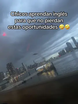 Sal de ahí amor, ella está diciendo que no te puede atender vale 🤣🤣🤣 #thailin #eeuu🇺🇸🇺🇸 #trending #trend #spanglishtiktok #tiktokspanish 