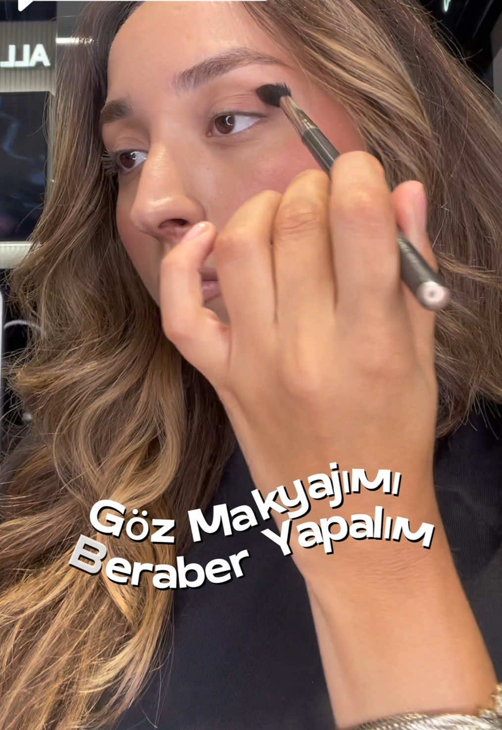 @M adlı kullanıcıya yanıt veriliyor bir de takma kirpik eklerseniz tadından yenmez #maccosmetics #macdazzleeyeshadowsticks 