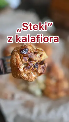 Dzisiaj przepis na mój ukochany kalafior 👌🏻 najbardziej uwielbiam chyba na surowo! ale ta wersja jako „steki” też wymiata! 😍 próbowaliście kiedyś?  Składniki (2 steki): Kalafior 2 łyżki oliwy  1/2 łyżeczki czosnku granulowanego 1 łyżka słodkiej papryki 1 łyżeczka miodu  sól/pieprz do smaku Kalafiora oczyszczamy z liści. Kalafiora kroimy na pół, a następnie na grubsze plastry. Z jednego kalafiora otrzymamy dwa steki, reszta prawdopodobnie się rozpadnie, ale takie osobne różyczki również można przygotować w ten sam sposób.  Oliwę łączymy z przyprawami i miodem i takim sosem smarujemy kalafiora z dwóch stron. Pieczemy na blaszce wyłożonej papierem do pieczenia przez 25-30 min w 180 stopniach #przepis #kolacja #obiad #obiadek #jedzonko   