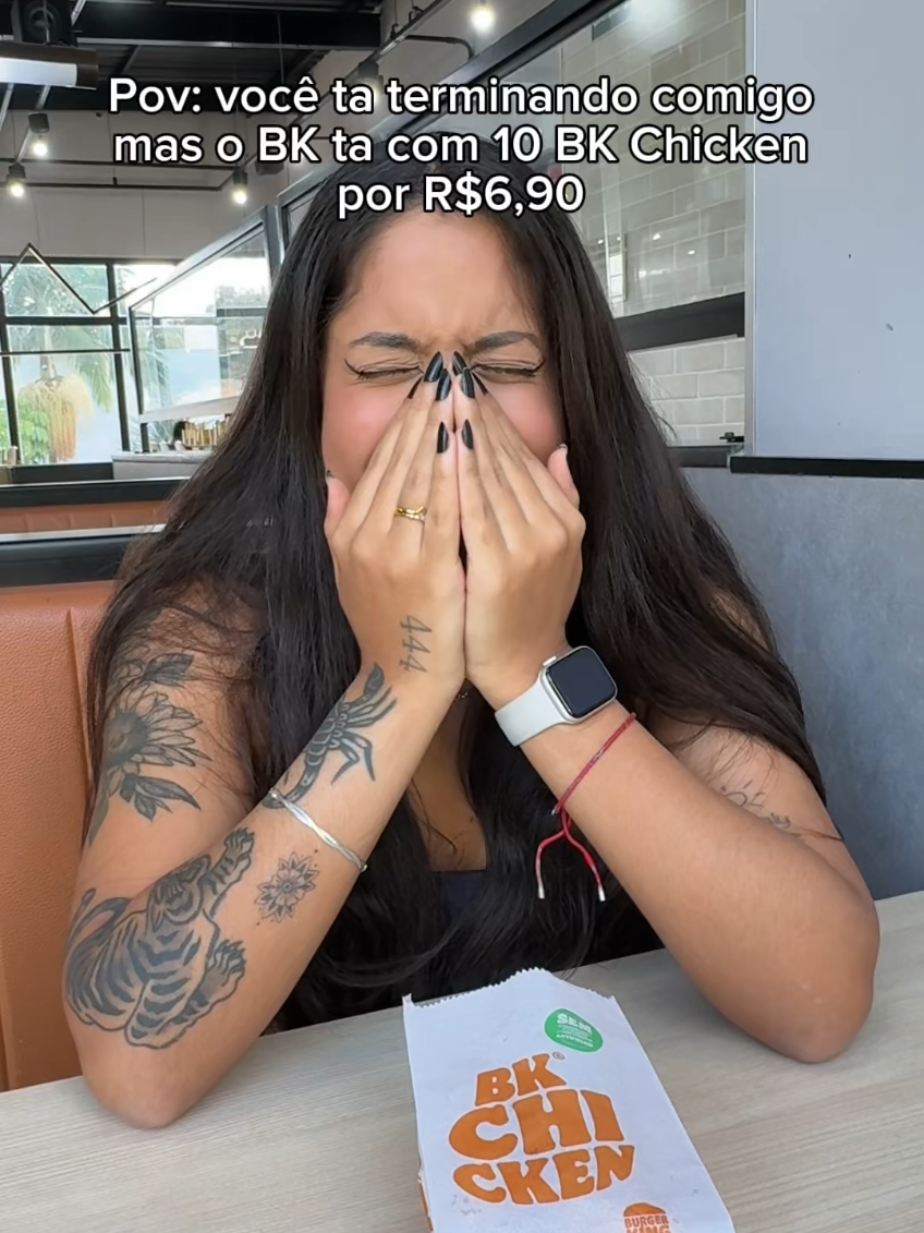 Sofrendo, mas sofrendo com 10 BK Chicken por R$6,90. Bora aproveitar as King Ofertas e turbinar o seu Combo! É só ir no balcão, totem ou BK Drive. #trend #BurgerKing #KingOfertas #BKChiken Oferta válida a partir de 04/08/2025 por tempo indeterminado e enquanto durarem os estoques. Os preços promocionais podem variar de acordo com a região e/ou restaurantes. Consulte os restaurantes participantes em https://bit.ly/BKChicken. Oferta pode ser estendida e/ou encerrada sem aviso prévio. Itens adicionais ou troca de itens serão cobrados à parte. Sujeito à disponibilidade em estoque. Oferta válida nas lojas físicas, app do BK e BK Drive. Imagens meramente ilustrativas. TM & ©️2025 Burger King Company LLC. Usado sob licença. Todos os direitos reservados.