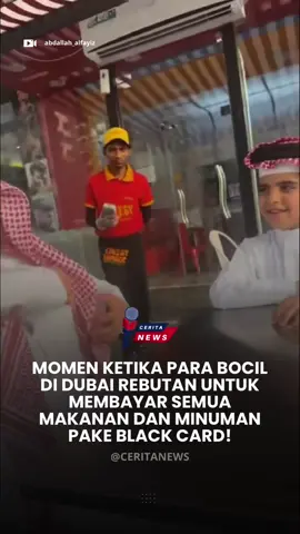 Sebuah video yang memperlihatkan sekelompok anak kecil di Dubai berebut membayar makanan dan minuman mereka dengan black card (kartu kredit premium tanpa limit) viral di media sosial.  Kelakuan “ajaib” anak-anak yang masih belia tapi sudah memegang kartu eksklusif ini langsung memicu decak kagum sekaligus gelak tawa netizen.  Momen Unik dalam Video:  💳 ”Perang black card” – Mereka saling dorong untuk menyerahkan kartunya ke kasir.  💰 Gesture dewasa – Salah satu anak bahkan memberi tip besar dengan santai.  👶 Usia vs gaya hidup – Rata-rata anak ini masih SD tapi transaksinya level jutawan.  Reaksi Warganet: “Aku umur 27 tahun nunggu gajian tiap 25, mereka umur 7 tahun udah punya black card!” ”Ini bukan anak-anak, ini bos-bos cilik!” ”Black card-nya dibayarin ayahnya atau emang punya usaha sendiri ya?”  Fakta Black Card:  ✔ Dikeluarkan oleh Amex Centurion atau bank elite  ✔ Tanam limit & syarat kepemilikan super ketat  ✔ Biaya tahunan bisa ratusan juta rupiah Editor: Tim Redaksi CERITA NEWS. #CeritaSulut #CeritaNews #CeritaManado #CeritaViral #CeritaIndonesia #CeritaRepublik #CeritaHukum #CeritaMood #AnakKayaDubai #BlackCardViral #GayaHidupMewah #NetizenMelongo