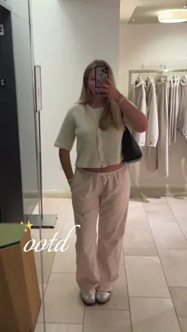 top from @aerie & pants from @Brandy Melville !!🩰👒🫶🏼 #OOTD #outfitinspo #creatorsearchinsights #olebrandselect #brandymelville #aerie #inspo 