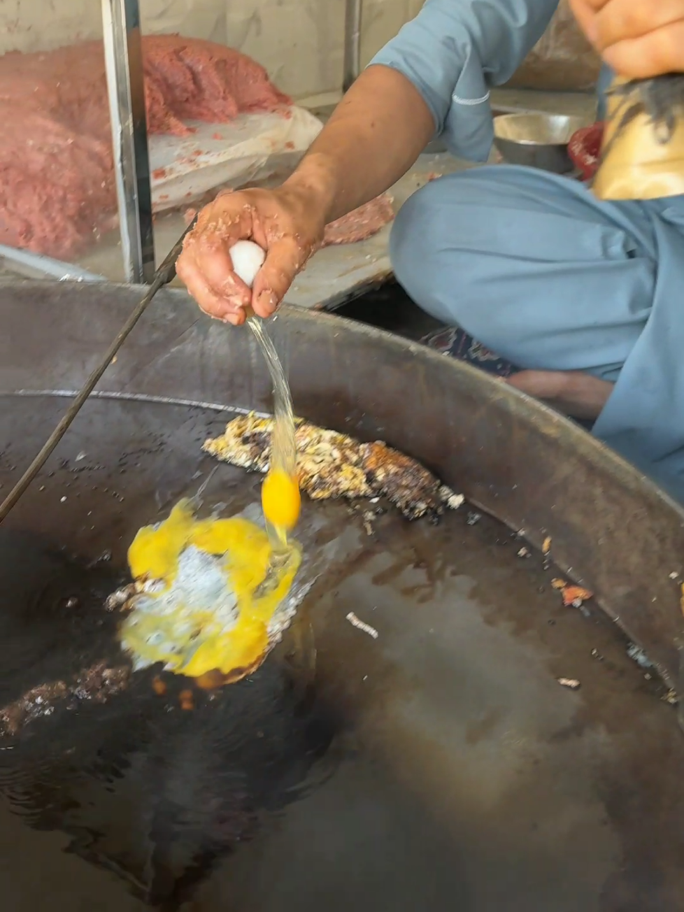 frying eggs for delicious meat kebabs 😋 #food #kebab #egg 