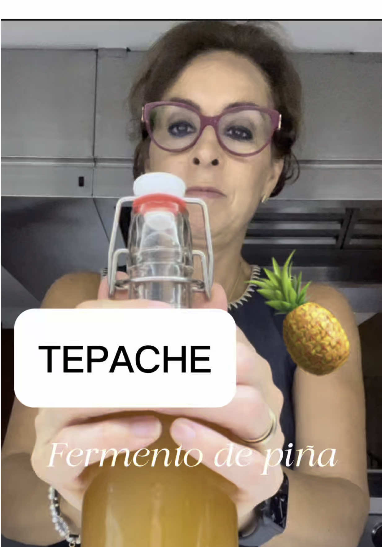 TEPACHE   Es una bebida popular fermentada, de origen mexicano  hecha a base de piña, te aporta beneficios como mejorar la digestión y la flora intestinal, así como subir el sistema inmunológico. Contiene una gran cantidad de probióticos naturales. En Colombia y Venezuela se le conoce como guarapo de piña La piña contiene mucho potasio, que es importante para regular la presión arterial y prevenir enfermedades del corazón, además de promover la salud cardiovascular. Su contenido de alcohol es menor al 1%, por lo que no te asustes, la puedes tomar. Mi mamá nos daba de chicos como agua de mesa. El alcohol se le incrementa mientras más días se deja en fermentación. Si hace más calor, fermenta más rápido, y el frío la detiene. Una vez preparada dura aproximadamente 72 hrs en refrigeración.     Ingredientes: La cáscara de una piña bien lavada Opcional: 1 taza de piña en trozos y frutas a elegir 1 ½ piezas de piloncillo (panela en otros países) o 1 taza azúcar morena 3 anises estrella 1 rama canela 5 pimientas 5 cms de jengibre rebanado 2 litros de agua   Mezclar todo y colocar en frasco grande (vitrolera), tapar con manta de cielo doble y dejar a temperatura ambiente por unas horas o hasta 2 días, según la temperatura ambiental. Cuando la superficie esté con espuma, colar, añadir agua al gusto, refirgerar y disfrutar bien fría.   NOTA: Puedes hacer menos cantidad, disminuyendo las cantidades, el piloncillo es para darle sabor, puedes omitirlo o bajar la cantidad.   #tepache #chicha #fermentos #CapCut #fermentonatural #fermentoscaseros #fermento #bebida #bebidastiktok #bebidasaludable #recetassanas #ayjuela #chefemmapinto 