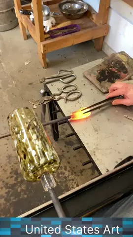 24 Krt Glass Making in USA 🇺🇸  . . . •	#GlassArtUSA 	•	#GlassBlowing 	•	#StudioGlass 	•	#GlassSculpture 	•	#DaleChihuly 	•	#GlassArtists 	•	#BlownGlass 	•	#ContemporaryGlass 	•	#ArtGlass 	•	#AmericanGlassArt 	•	#GlassMaking 	•	#HandmadeGlass 	•	#GlassCreations 	•	#GlassArtistry 	•	#GlassDesig @UK skills 💡✨✅ @USA Skills ✅ 