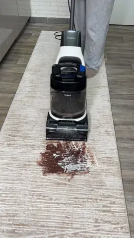 Hab den Tineco Teppichreiniger mal im Härtetest ausprobiert – mit Nutella, Joghurt und sogar Cola 😅 Auch den Polsteraufsatz getestet – Ergebnis hat mich echt überrascht. Link ist in der Bio 👇  #aryalifestyle #Teppichreiniger #CleanTok #Härtetest #putzen #Tineco #PutzenmachtSpaß @tinecodeutschland @Tineco-US 