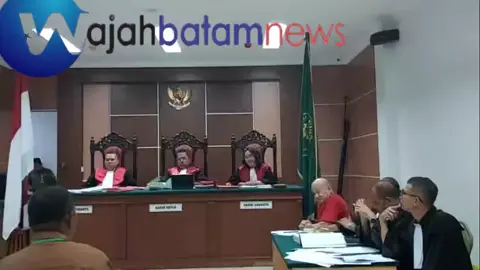 Kesaksian Berbelit, Hakim Tegur Pelapor dalam Sidang Yusril BATAM – Sidang lanjutan kasus yang menjerat aktivis sosial Yusril Koto kembali digelar di Pengadilan Negeri Batam, Selasa (5/8/2025). Dalam sidang tersebut, jaksa menghadirkan empat orang saksi, yakni Masrijal, Jonhatun, Ainul Fajri, dan Budi—yang juga merupakan pelapor dalam kasus ini. Namun, alih-alih memberikan keterangan yang jelas dan runut, kesaksian Budi justru menuai teguran dari majelis hakim Yonna. Saat dicecar oleh tim penasihat hukum Yusril, Budi tampak beberapa kali mengubah pernyataan, hingga kesaksiannya dinilai tidak konsisten. “Kesaksian Anda ini tidak mengalir. Kalau saudara memberikan keterangan palsu, ada hukumnya,” tegas hakim Yonna sembari bergumam, menegur sikap Budi yang dinilai berbelit-belit dalam menyampaikan kronologi pelaporan. Dalam sidang yang dipimpin oleh Hakim Watemena tersebut, Budi juga terlihat kesulitan menjawab pertanyaan mendalam seputar motif pelaporan dan bukti yang mendasari laporan terhadap Yusril. Beberapa pertanyaan bahkan harus diulang oleh hakim karena jawaban yang tidak fokus dan cenderung menyimpang dari pokok perkara. Secara hukum, peringatan hakim bukan sekadar teguran etik di ruang sidang. Undang-Undang Nomor 1 Tahun 1981 tentang Kitab Undang-Undang Hukum Acara Pidana (KUHAP) secara tegas melarang saksi memberikan keterangan palsu di bawah sumpah. Pasal 242 KUHP menyebutkan, siapa pun yang memberi keterangan palsu di bawah sumpah dapat dipidana dengan penjara paling lama tujuh tahun. Jika keterangan palsu itu digunakan dalam proses peradilan, ancaman hukumannya bisa meningkat hingga sembilan tahun. “Ini harus menjadi perhatian bagi semua pihak. Setiap saksi yang disumpah wajib memberi keterangan sebenar-benarnya, bukan berdasarkan pesanan atau kepentingan,” ujar salah satu praktisi hukum yang mengikuti jalannya sidang. Sementara itu, kesaksian dari Ainul Fajri, seorang pedagang martabak yang berjualan di lokasi yang dipersoalkan, justru menunjukkan bahwa warga telah berjuang bertahun-tahun untuk mendapatkan legalitas dan fasilitas dasar. “Saya sudah 10 tahun berjualan di sana. Kami ini bayar listrik dan air sebesar Rp600 ribu. Kalau memang kami dianggap melanggar, kenapa dari dulu tidak ditertibkan?” ungkap Ainul dalam sidang, dengan nada getir. Penasihat hukum Yusril, Khoirul Akbar, menilai bahwa keterangan para saksi—terutama pelapor—justru memperkuat dugaan bahwa kliennya dikriminalisasi karena menyampaikan kritik di ruang publik. “Kami melihat adanya upaya membungkam suara warga yang kritis. Klien kami menjalankan fungsi kontrol sosial sesuai konstitusi. Kesaksian yang dihadirkan hari ini justru tidak mampu membuktikan adanya unsur pidana sebagaimana yang dituduhkan,” ujar Khoirul usai sidang. Diketahui, Yusril dilaporkan atas dugaan pencemaran nama baik dan ujaran kebencian usai menyuarakan kritik terhadap dugaan penggunaan fasilitas umum di wilayah Batam Center. Kritik tersebut disampaikan melalui surat terbuka dan unggahan media sosial yang viral beberapa waktu lalu. Sidang akan dilanjutkan pekan depan dengan agenda pemeriksaan saksi ahli dari pihak terdakwa. Publik dan sejumlah aktivis sipil disebut akan kembali memadati ruang sidang sebagai bentuk dukungan terhadap Yusril.