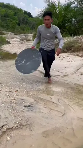 So Crazy.‼️😱 we found a lot of gold from yellow material #viralvideo #goldpanning #mininggold #goldhunter #golddiscovery #foryou #foryoupage 