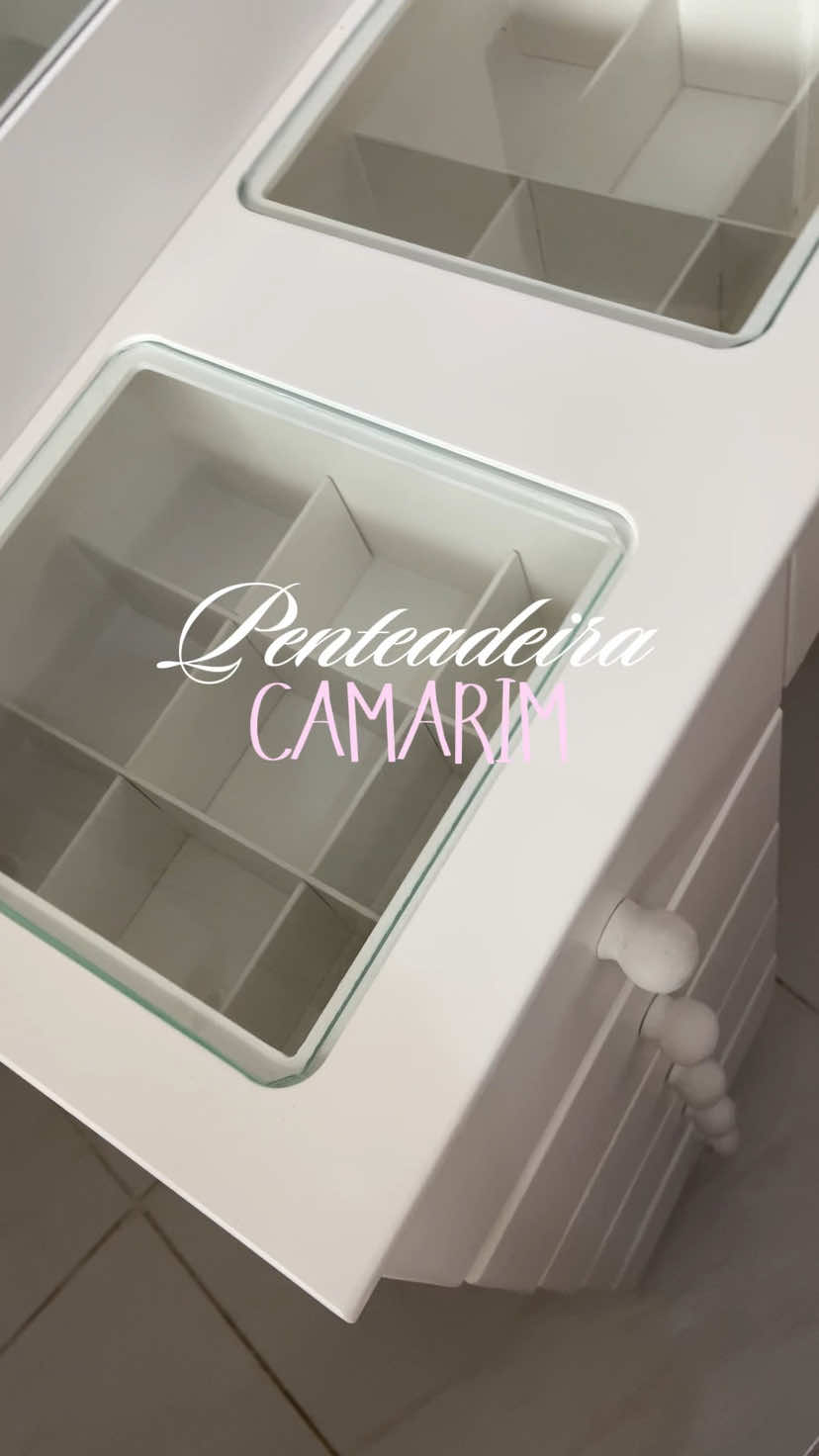 Montando a minha penteadeira camarim 😍 Amigas, estou tão feliz com essa comprinha!! Vocês gostaram?  Você encontra essa penteadeira camarim no Mercado Livre! Use esse código para acessar ela: SB06JF-C4SL E no dia 08/08, o Mercado Livre estará com frete grátis a partir de R$19!  @Mercado Livre @Programa Afiliados e Criadores #MercadoLivre #DataDupla #penteadeira #comprinhas 