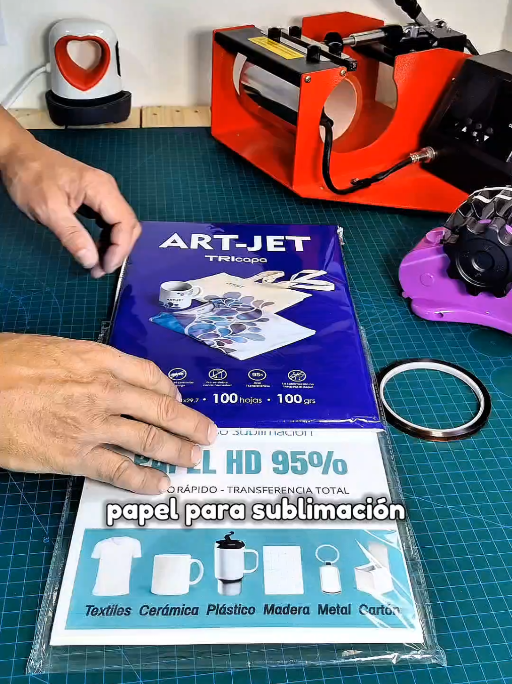 🎨 ¿Sabías que no todos los papeles de sublimación son iguales? En este reel te muestro los tipos de papel que uso según el producto y por qué elegir el correcto marca la diferencia en el resultado final. 📦 Papel rápido, de secado lento, gramaje alto... cada uno tiene su función y hoy te explico cómo usarlos como un profesional. 👉 Si querés aprender todo sobre sublimación de tazas desde cero, sumate a mi curso online y empezá tu emprendimiento con bases sólidas. 📲 Escribime por WhatsApp y te paso toda la info. #CursoDeTazas #Sublimación #EmprendéConmigo #TazasFelices #diseñopersonalizado 