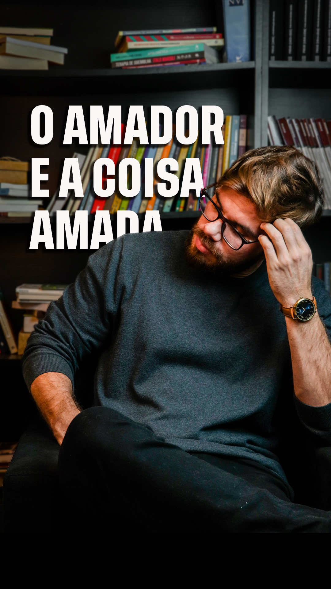 Já sentiu que estava desaparecendo dentro de um amor? Camões escreveu: “Transforma-se o amador na coisa amada pelo poder do muito imaginar”. Interpretei essa frase com um olhar da psicologia. Comenta se isso já aconteceu com você. Salva se essa frase te tocou. Compartilha com quem precisa ouvir isso hoje. #psicologia #reflexão #saudemental #amor #autoconhecimento #Camões #relacionamentos 