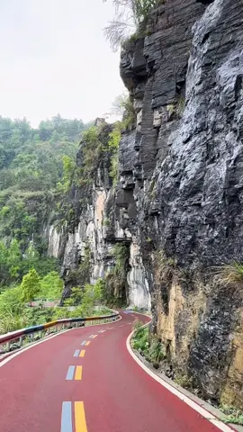 Dezoito Curvas de Encanto: A Nova Beleza da Estrada de Montanha em Xiangxi A estrada da montanha tem dezoito curvas, e cada curva é uma paisagem deslumbrante. Venha sentir a beleza impressionante da estrada de montanha da vila Jiating, recém-reformada e modernizada. As paisagens mais bonitas estão no caminho.